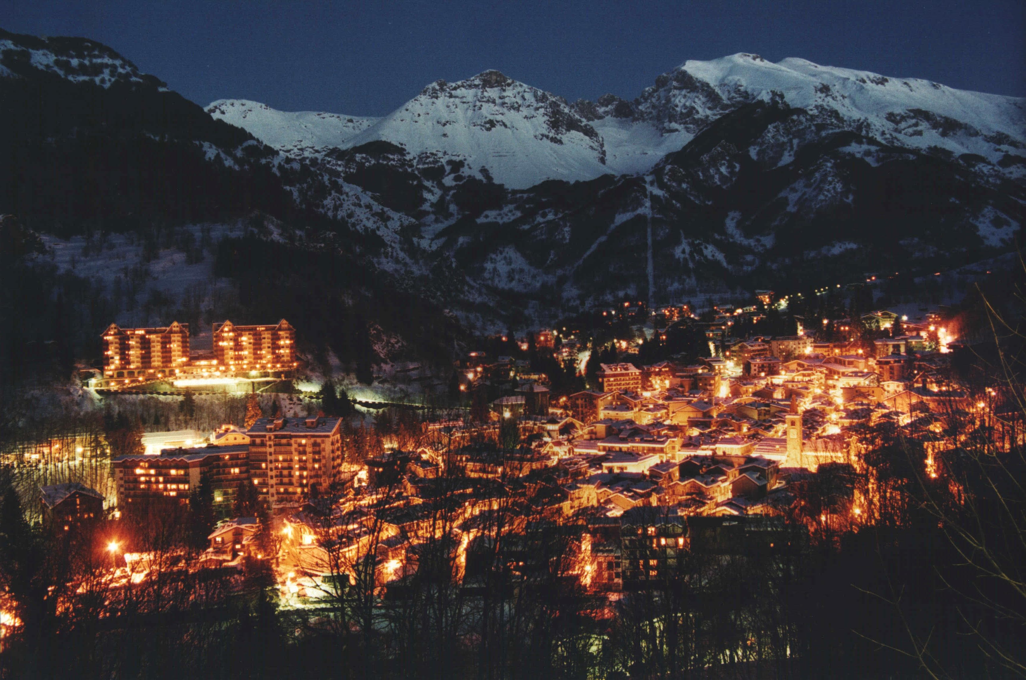 Panorama du village de Limone Piemonte et des sommets alpins environnants