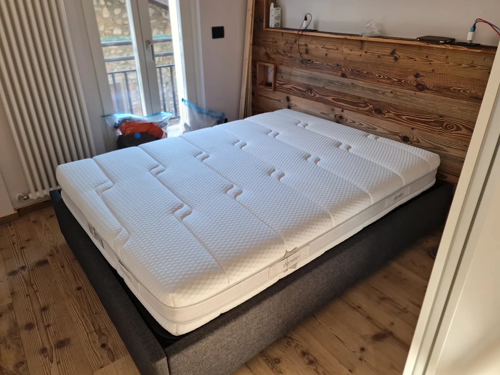 Wohnbereich mit Sofa und moderner Chalet-Atmosphäre im Bijou Limone