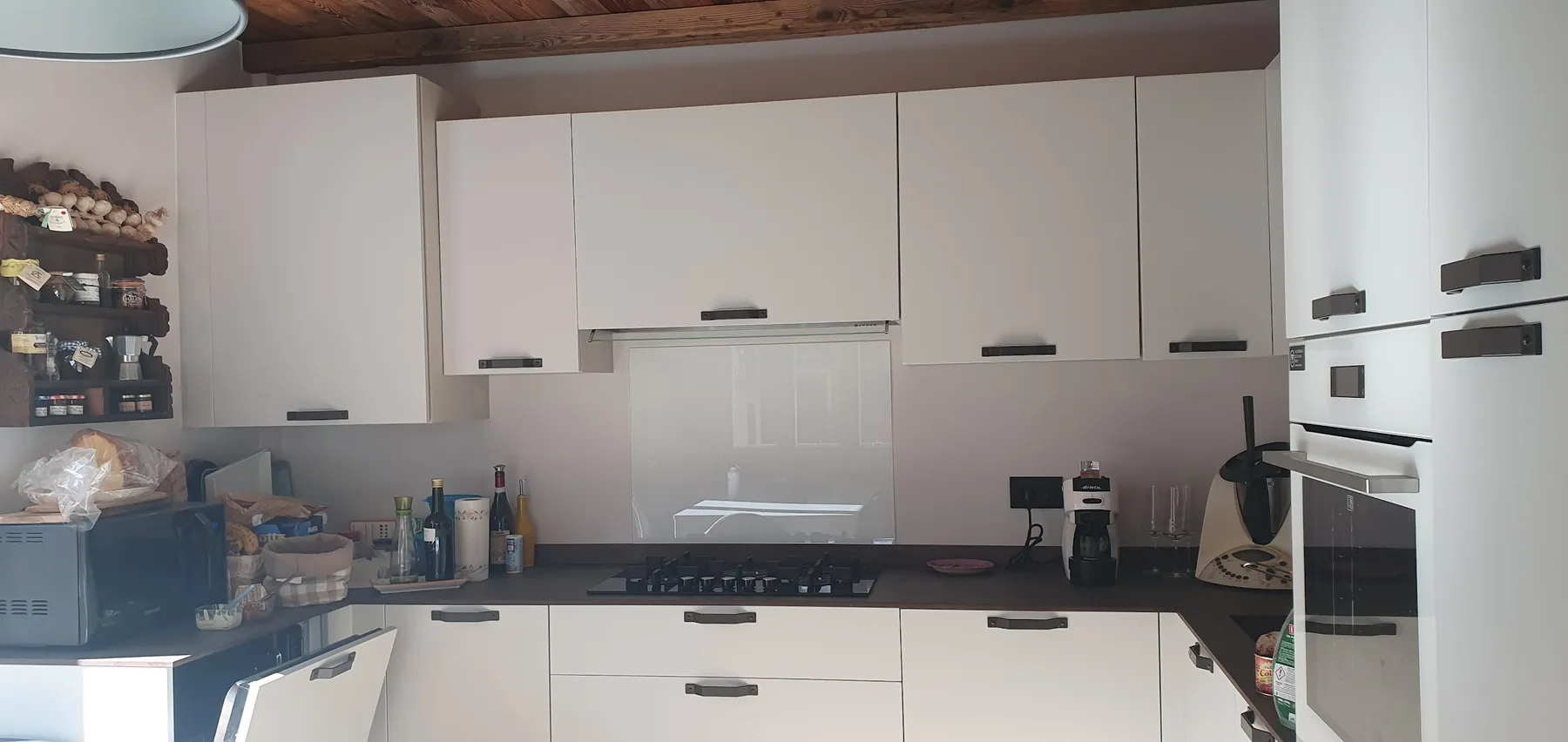 New equipped kitchen with contemporary finishes